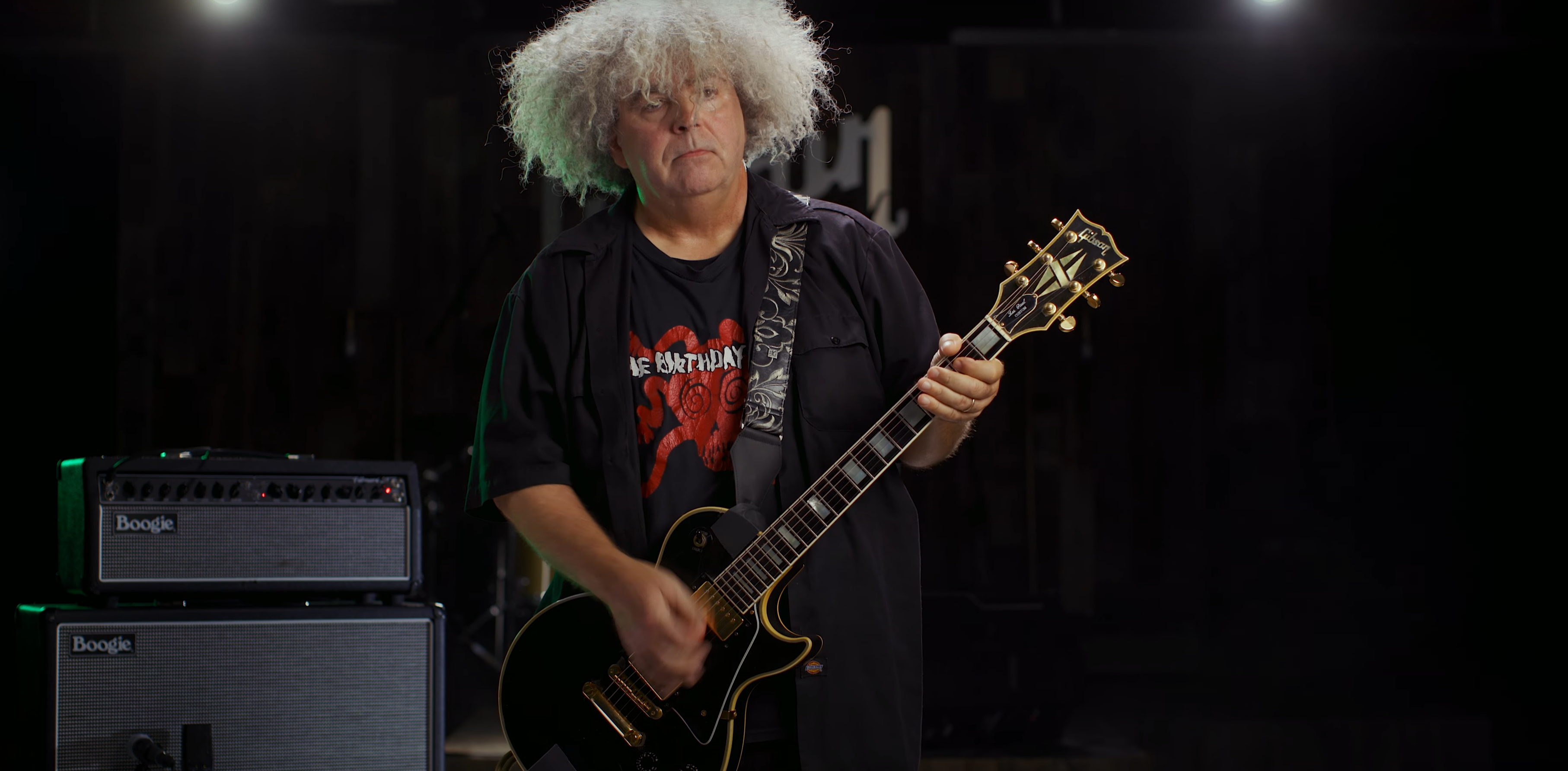Buzz Osborne dei The Melvins suona e spiega alcuni dei suoi riff più famosi